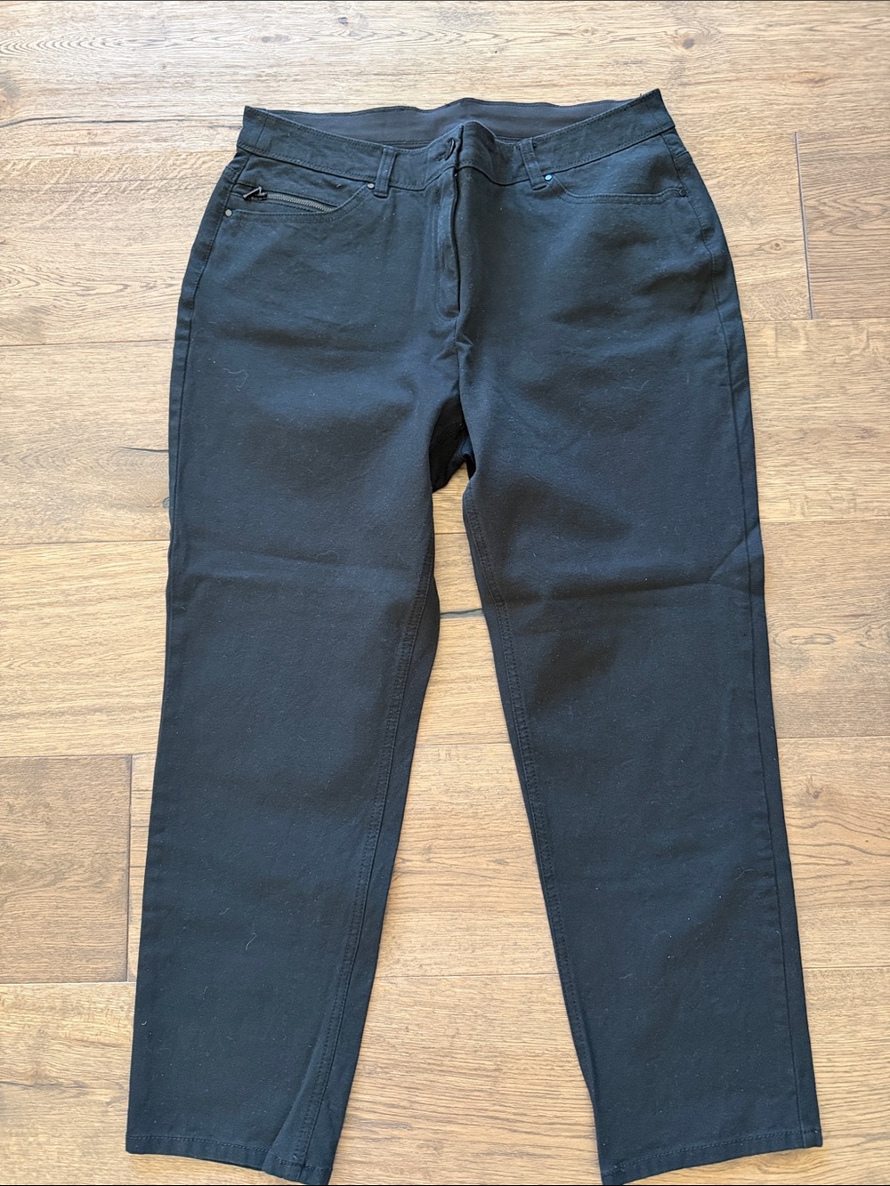Chicos so slimming black ankle jeans size 2 (large)